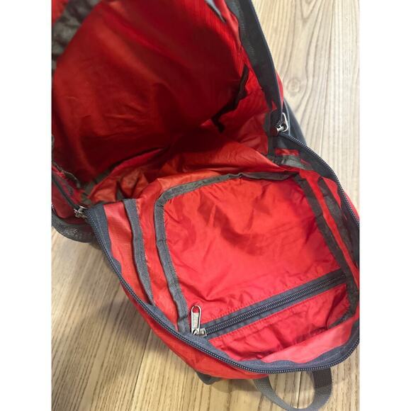 Oricsson Backpack/Daypack Red Lightweight Exterior Zip Pocket and Side Pocket - Picture 4 of 4